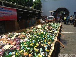 Alat Berat Gilas 47 Ribu Botol Miras di Kantor Kejari Bandung