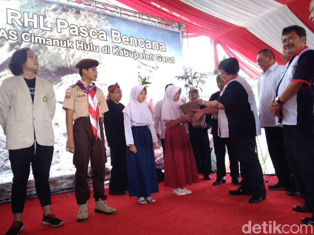 Menteri Siti Ajak Warga Garut Tanam Pohon dan Jaga Lingkungan