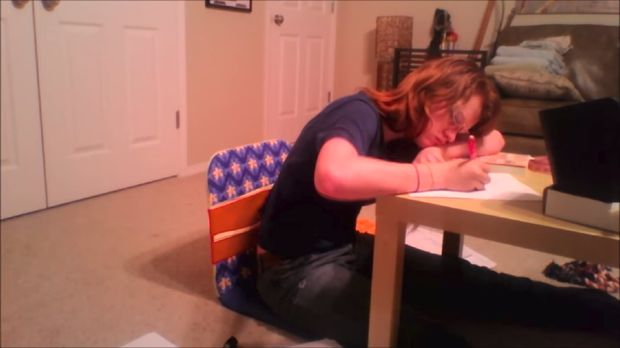 Di video lainnya terlihat Sarah tertidur ketika sedang menulis.