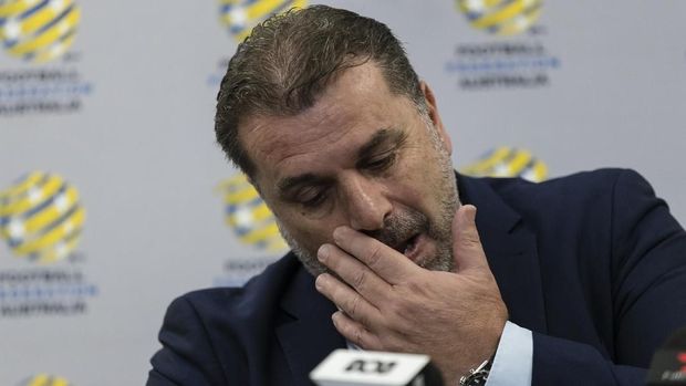 Ange Postecoglou saat membacakan pengumuman mundur sebagai pelatih Timnas Australia 