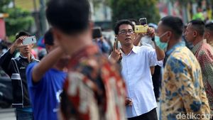 Simulasi Kirab Kahiyang-Bobby Sita Perhatian Warga