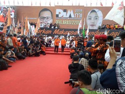 Deklarasi Jadi Cawalkot Makassar, Danny Pomanto Naik Perahu Pinisi