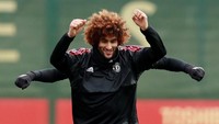 Senyum lebar juga diperlihatkan oleh Marouane Fellaini, gelandang yang acapkali jadi salah satu opsi utama Manajer MU Jose Mourinho dalam skenario tertentu. (Foto: Jason Cairnduff/Action Images via Reuters)