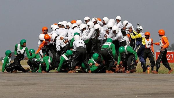 Foto: 58 Tentara India Tunggangi Satu Motor Sukses Pecahkan Rekor Dunia