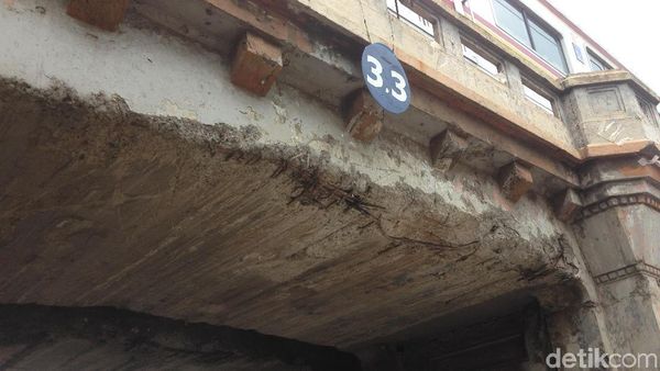 Foto: Begini Luka di Langit-langit Jembatan yang Ditabrak TransJ