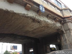Foto: Begini Luka di Langit-langit Jembatan yang Ditabrak TransJ Foto: Begini Luka di Langit-langit Jembatan yang Ditabrak TransJ