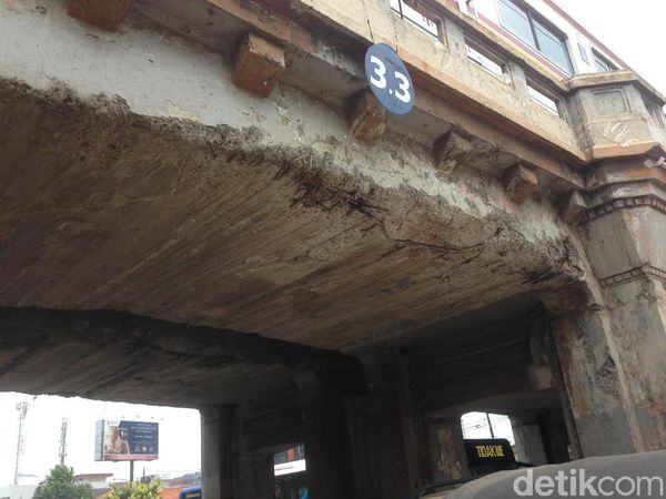 Foto: Begini Luka di Langit-langit Jembatan yang Ditabrak TransJ