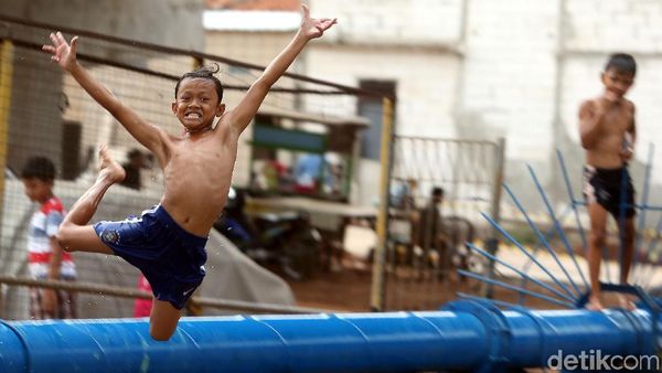 Melihat Asyiknya Anak-anak Bermain Air di Kalimalang