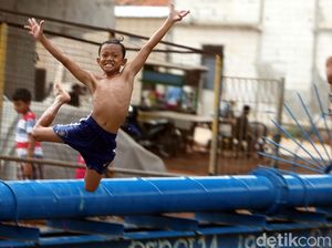 Melihat Asyiknya Anak-anak Bermain Air di Kalimalang Melihat Asyiknya Anak-anak Bermain Air di Kalimalang