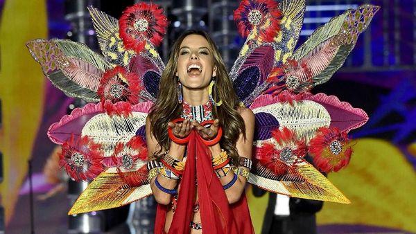 10 Momen Seksi Alessandra Ambrosio di Victorias Secret yang Tak Terlupakan