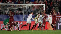 Seperti inilah kontrasnya ekspresi para pemain Liverpool dan Sevilla usai gol Pizarro. Foto: Jon Nazca/Reuters