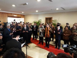 Tiba di Kuching, Jokowi Dikalungi Kain Khas Sarawak