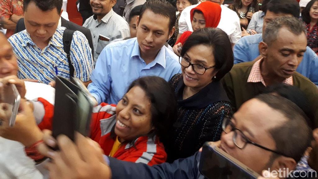 Sri Mulyani Jadi Sasaran Selfie di Acara Ormas Pro Jokowi Sri Mulyani Jadi Sasaran Selfie di Acara Ormas Pro Jokowi
