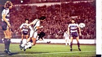 Kisah comeback lainnya dari Piala UEFA, kali ini melibatkan Partizan Beograd dan Queens Park Rangers di musim 1984/1985. QPR mendapatkan bekal bagus menatap leg kedua dengan kemenangan 6-2. Tapi rupanya itu tak cukup, karena Partizan menang meyakinkan 4-0 di leg kedua dan lolos dari babak 16 besar. (Foto: kicktv)