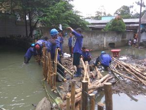 Tanggul Kali Pulo Masih Diperbaiki, Akses Warga Terputus Tanggul Kali Pulo Masih Diperbaiki, Akses Warga Terputus