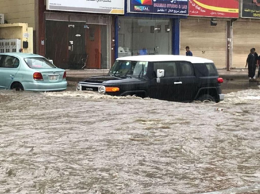 Hujan Lebat Guyur Jeddah, Jalan Menuju Makkah Banjir