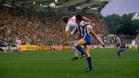 Mundur lebih jauh lagi ke era 1980-an, Bayer Leverkusen mencatatkan comeback bersejarah di final Piala UEFA (kini Liga Europa) yang saat itu digelar dua leg. Leverkusen kalah 0-3 dari Espanyol di pertemuan pertama, tapi mampu menyamakan kedudukan di pertemuan kedua. Leverkusen akhirnya jadi juara usai menang lewat adu penalti. (Foto: Allsport UK /Allsport/ Getty Images)