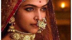 Gaya Deepika Padukone yang Kepalanya Terancam Dipenggal karena Padmavati