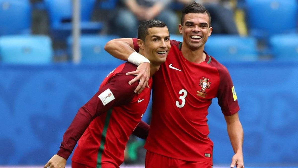 Cristiano Ronaldo dan Pepe (Dean Mouhtaropoulos/Getty Images)