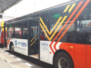 Video: Uji Coba Gratis Metrotrans, Bus Pengganti Metromini