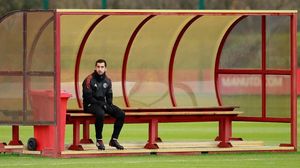 Foto: Mkhitaryan Duduk Sendirian di Sesi Latihan Penuh Senyuman