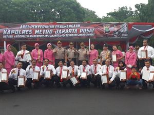 Polres Jakpus Beri Penghargaan kepada 55 Anggota Berprestasi Polres Jakpus Beri Penghargaan kepada 55 Anggota Berprestasi