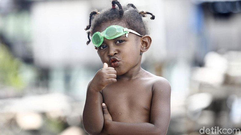 Keceriaan Anak-anak Desa Asei di Papua