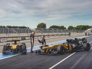 So Sweet, Pasangan Ini Tunangan Sambil Mengendarai Mobil F1