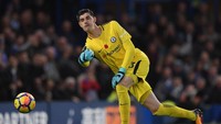 Thibaut Courtois. Seluruh 18 laga Chelsea di Premier League musim ini senantiasa menghadirkan kiper 25 tahun asal Belgia tersebut. Ia di antaranya mampu membuat delapan clean sheet. (Foto: Shaun Botterill/Getty Images)