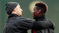 Zlatan Ibrahimovic, yang juga sudah bisa tampil setelah menepi sejak April, terlihat asyik bercengkerama dengan Pogba. (Foto: Jason Cairnduff/Action Images via Reuters)