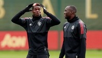 Paul Pogba yang baru memainkan satu laga usai pulih dari cedera terlihat bercanda dengan Romelu Lukaku. Kedua pemain yang sobatan ini sama-sama mencetak gol untuk MU akhir pekan lalu. (Foto: Jason Cairnduff/Action Images via Reuters)