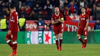 Kapten Liverpool Jordan Henderson mencoba menyemangati rekan-rekannya usai kebobolan gol kedua. Foto: Matthew Childs/Action Images via Reuters