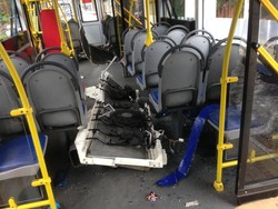 TransJakarta Nyangkut 4 Jam di Kolong Rel Matraman Berhasil Dievakuasi