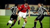 Musim 1998/1999 adalah musimnya Manchester United. Mereka pertama kali menunjukkan mental juara saat bertemu Juventus di semifinal. MU diimbangi Juventus 1-1 di Old Trafford dan dalam posisi tertinggal menatap leg kedua. MU juga mengawali leg kedua dengan buruk, setelah tertinggal 0-2 di awal-awal. Tapi mereka lantas mencetak tiga gol untuk membalikkan keadaan. (Foto: Ross Kinnaird /Allsport/ Getty Images)