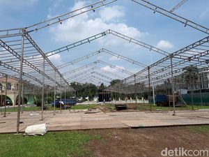 Hadiri Resepsi Kahiyang, Relawan Jokowi Menginap di Asrama Haji Medan