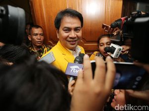 Akan Jenguk Novanto, Aziz Syamsuddin Bawakan Buku Religi Akan Jenguk Novanto, Aziz Syamsuddin Bawakan Buku Religi