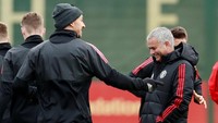Mourinho, yang belakangan sering terlihat melipat wajah, juga tak absen memamerkan senyuman di sesi latihan. (Foto: Jason Cairnduff/Action Images via Reuters)
