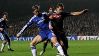 Chelsea terancam tersingkir di babak 16 besar Liga Champions musim 2011/2012 usai kalah 1-3 dari Napoli di leg pertama. Tapi penunjukkan manajer baru, Roberto Di Matteo, membangkitkan tim, hingga mampu membalikkan keadaan lewat kemenangan 4-1. (Foto: Clive Rose/Getty Images)