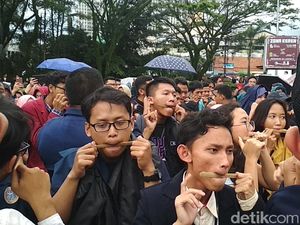 Mahasiswa HI Pecahkan Rekor Mainkan Karinding Serentak Mahasiswa HI Pecahkan Rekor Mainkan Karinding Serentak