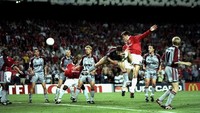 MU melanjutkan kegemilangannya di final musim 1998/1999. Setan Merah tertinggal 0-1 dari Bayern Munich sampai masuk masa injury time. Saat itulah MU bangkit dan mencetak dua gol balasan untuk merebut gelar juara. (Foto: Ben Radford /Allsport/ Getty Images)