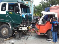 Truk Peti Kemas Adu Banteng Lawan Mobil Boks di Palembang