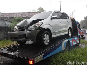 Mengantuk, Pengemudi Mobil Tabrak Tiang Telepon di Magelang