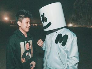 Beredar Foto Rich Chigga dengan Marshmello, Bakal Kolaborasi? Beredar Foto Rich Chigga dengan Marshmello, Bakal Kolaborasi?
