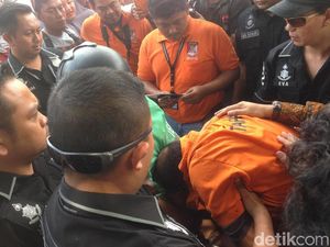 Terus Menunduk, dr Helmi Sulit Diatur Polisi Saat Rekonstruksi Terus Menunduk, dr Helmi Sulit Diatur Polisi Saat Rekonstruksi