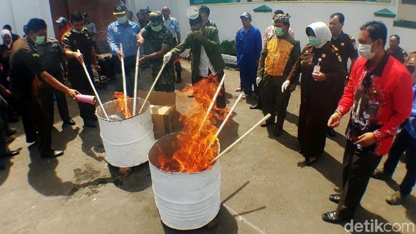 Kejari Sukabumi Musnahkan Senjata Tajam, Narkotika dan Obat-obatan