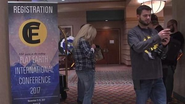 Mengintip Suasana Konferensi Pertama Penganut Bumi Datar