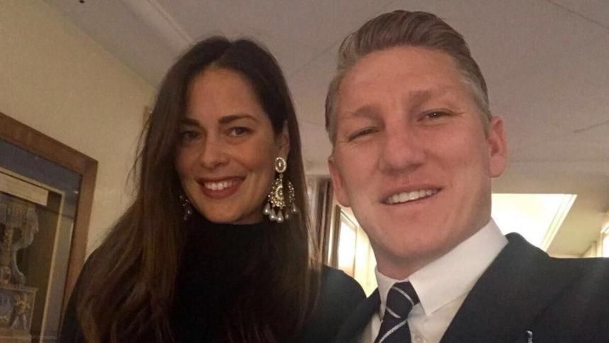 Bastian Schweinsteiger dan Ana Ivanovic menatikan anak pertama mereka. Foto: instagram @bschweinsteiger