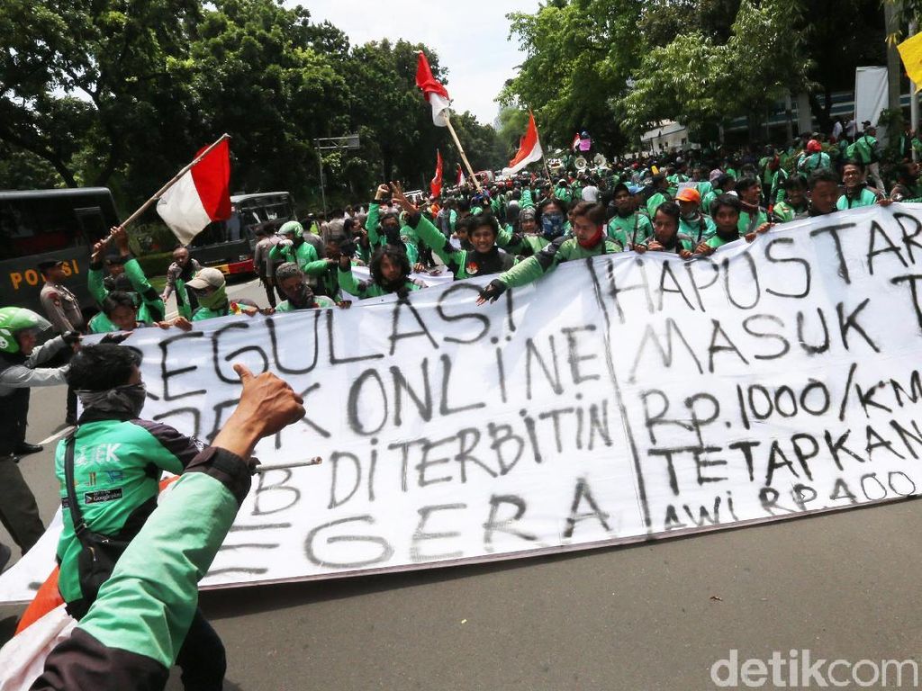 Driver Ojek Online Tuntut Regulasi Driver Ojek Online Tuntut Regulasi