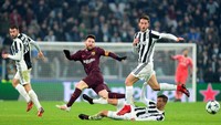 Lionel Messi berusaha melancarkan serangan meski dikepung tiga pemain Juentus. Reuters/Massimo Pinca.