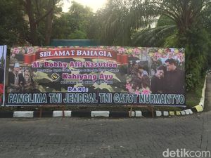 Karangan Bunga untuk Kahiyang-Bobby di Medan Mulai Berdatangan Karangan Bunga untuk Kahiyang-Bobby di Medan Mulai Berdatangan
